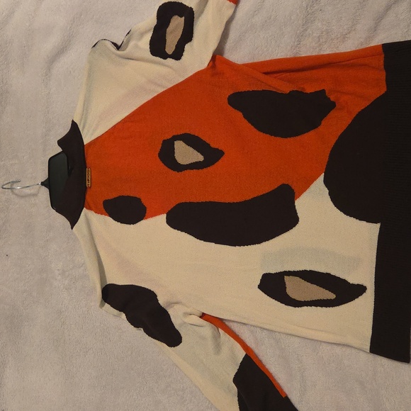 St. John Sport: Black and Orange Patterned Top GUC - Picture 7 of 7